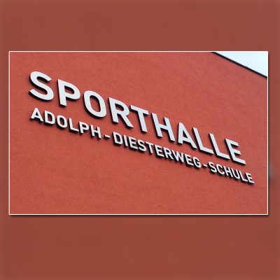 Außenwerbung mit unbeleuchtete-Buchstaben - Sporthalle Hennigsdorf